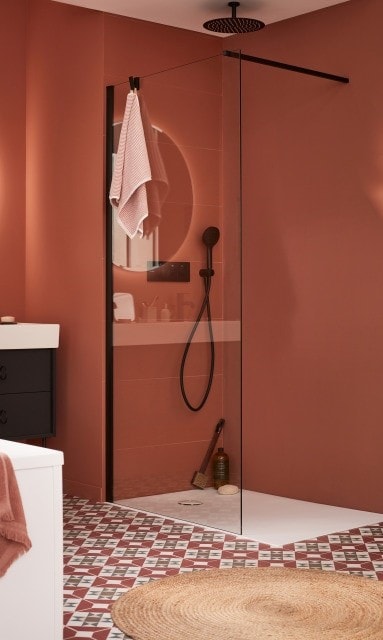 встроенный душ с встроенным термосмесителем и лейкой на потолке