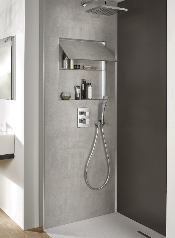 Une douche dotée d'un panneau mural gris avec à l'intérieur des accessoires de bains pour libérer l'espace dans une petite salle de bains