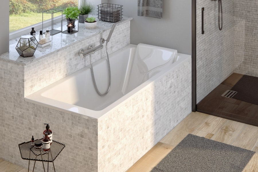 Une baignoire blanche SOFA avec un tablier de baignoire en pierre naturelle dans une salle de bains moderne