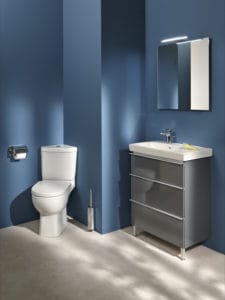 Un Wc d'angle pour optimiser l'espace dans cette salle de bains bleue