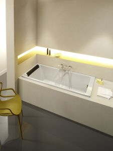 Une baignoire derrière une cloison ouverte ajourée