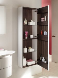 Colonne de rangement de salle de bains avec mur rose