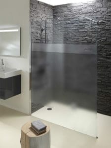 Paroi de douche avec une partie opaque pour l'intimité