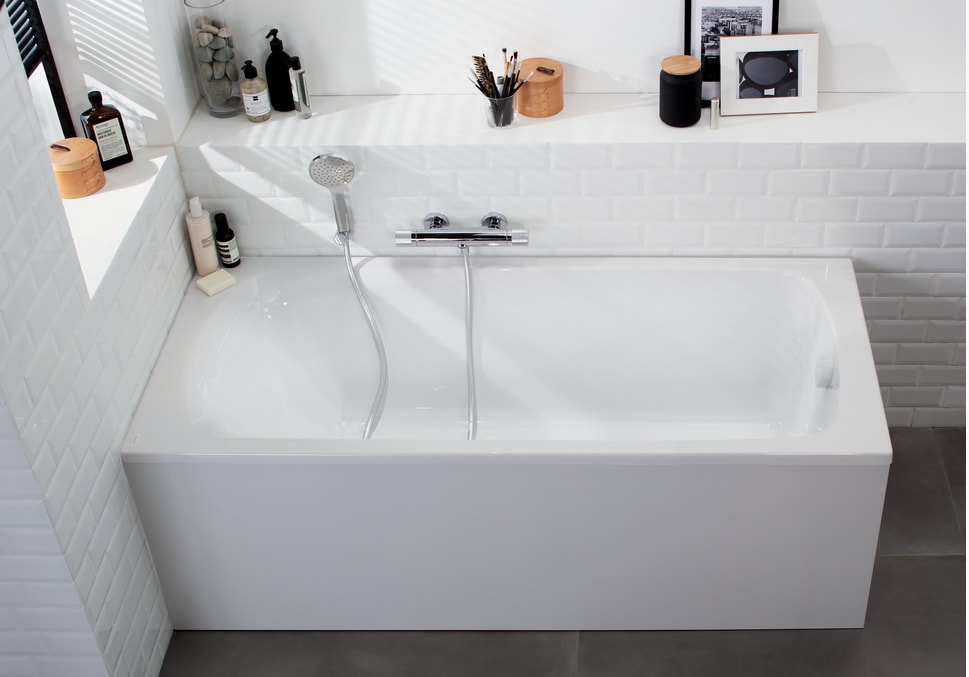 Ванна Brive и белая плитка «метро» освещают ванную комнату