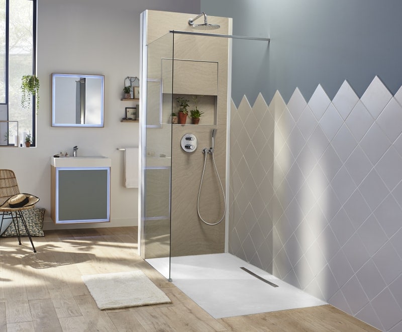 Гармоничное сочетание краски и плитки на стенах в ванной комнате – душ ÉCRIN