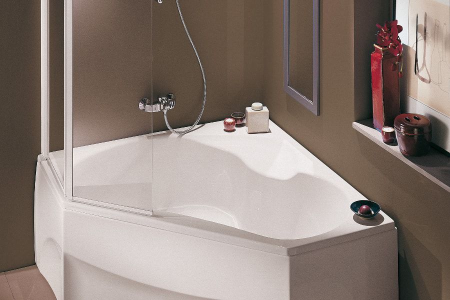 Ассиметричная ванна с душем – практичное решение для ванной комнаты в подвале